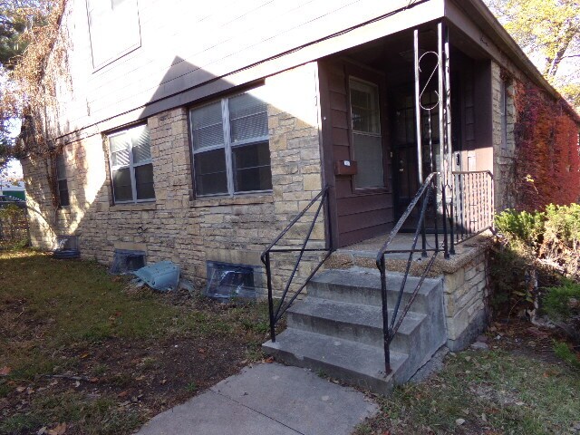Building Photo - 1339 S 24th St