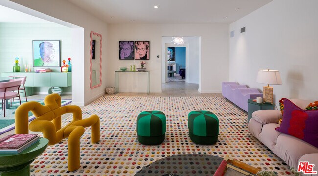 Foto del edificio - 661 Doheny Rd