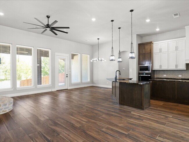 Building Photo - 8103 Oak Hollow Dr