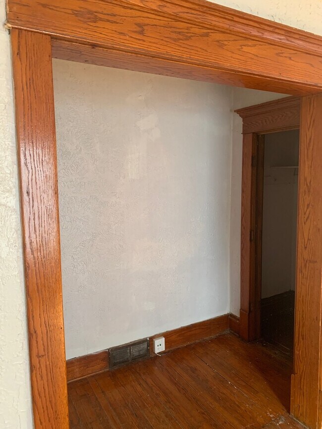 Building Photo - Main Floor 1.5 Bed 1 Bath Unit