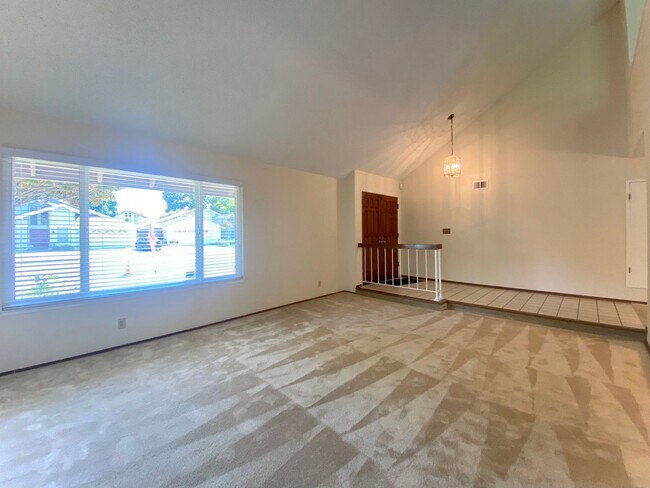 Foto del edificio - Spacious 4-bedroom home with Bonus Loft located in Union City! – Beautiful Backyard!