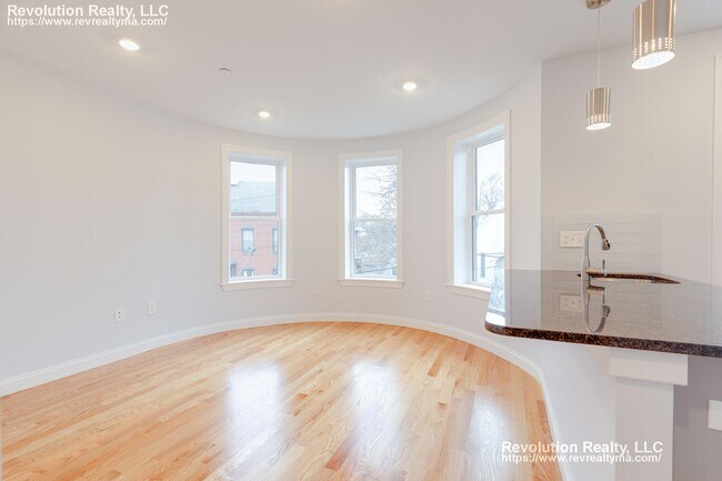 Building Photo - 15 Kenilworth St