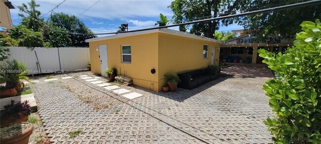 Building Photo - 985 SW 10th St