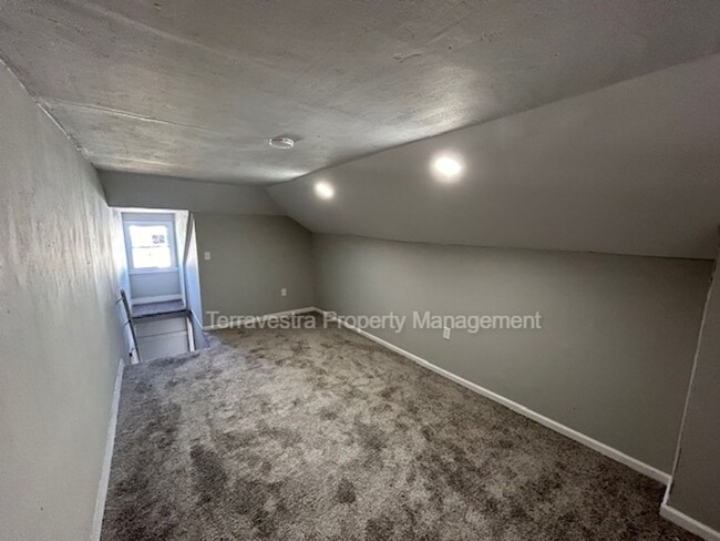 Building Photo - Georgeous Remodeled 3 bed w/ bonus finishe...