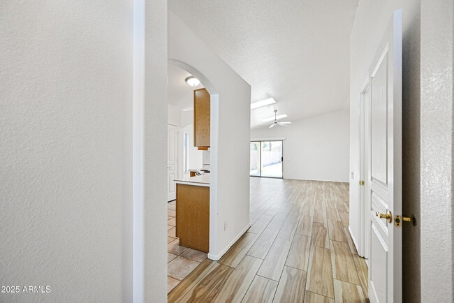 Building Photo - 2535 E Parkside Ln