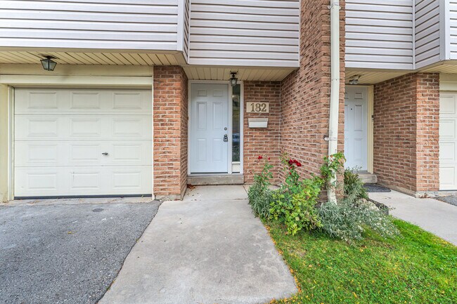 Building Photo - 700 Osgood - Pond Mills - 3 Bedroom townho...