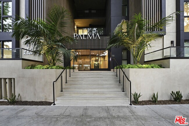 Foto del edificio - 350 N Palm Dr