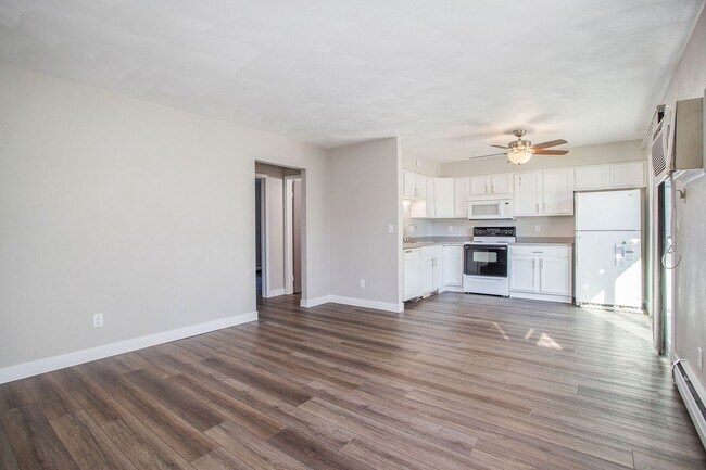 Building Photo - Newly Remodeled 2bed 1 bath apartment in Urbandale! - Ask about our security deposit alternative!