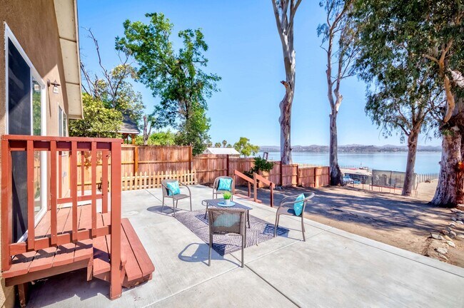 Foto del edificio - Lake Front House For rent