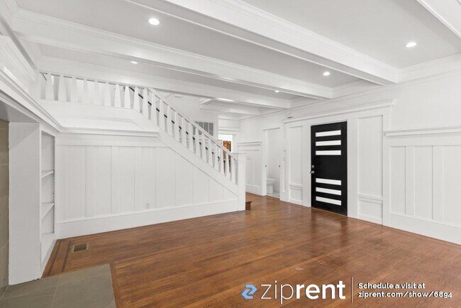 Building Photo - 832 E 21st St