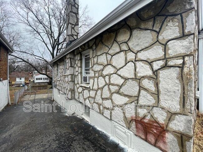 Building Photo - 6937 Glenmore Ave