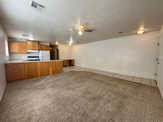 Building Photo - 2 bedroom, 2 bath apartment