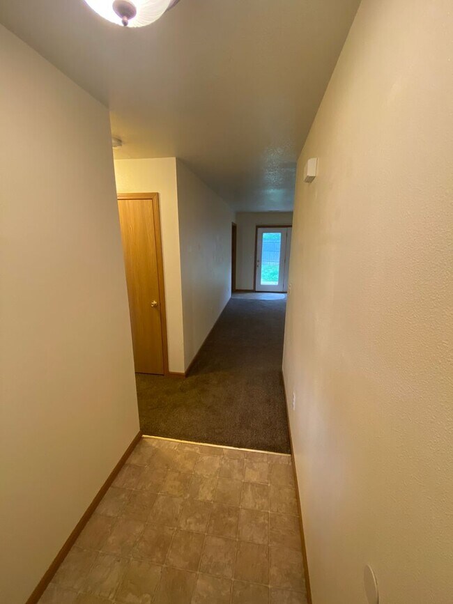 Foto del edificio - Beautiful 2 bedroom 1 bathroom duplex close to FLW!!