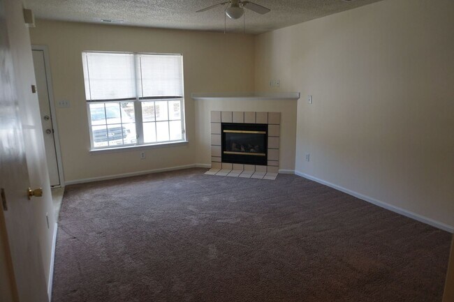 Foto del edificio - Two Bedroom Two and a Half Bathroom Townhouse located in Marsh Oaks Subdivision