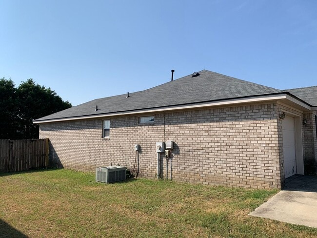 Building Photo - 225 Taylor Cir