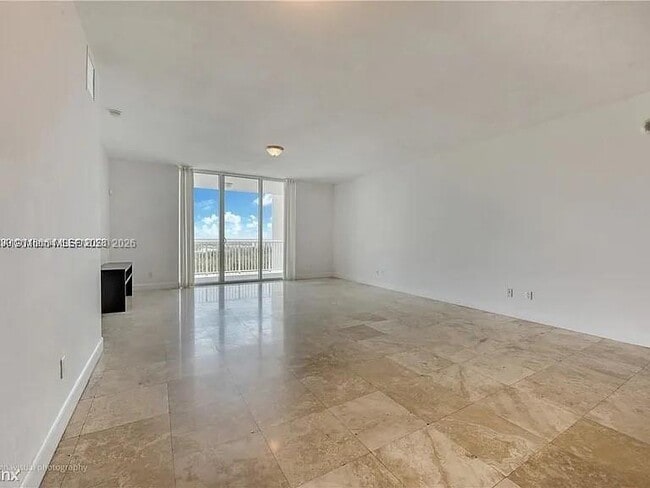 Foto del edificio - 14951 Royal Oaks Ln