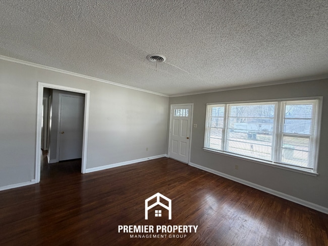 Building Photo - Charming 3BR Home w/ Hardwood Floors & Fenced Backyard in East Memphis