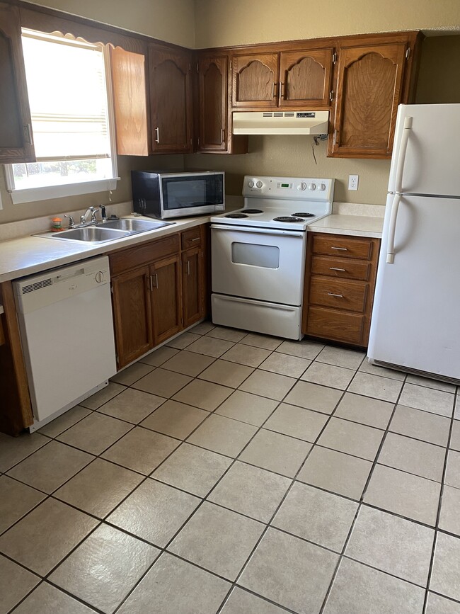 Building Photo - 118 NE Greystone Dr