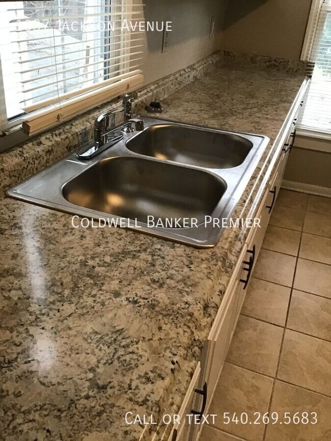 Foto del edificio - 1037 Jackson Ave