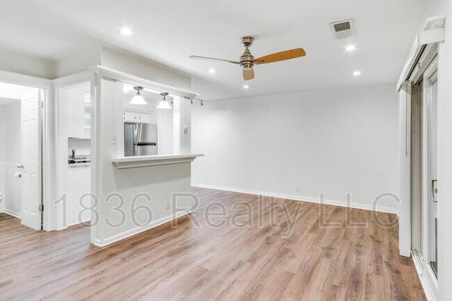 Building Photo - 2803 Skyway Cir