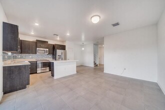 Building Photo - 1090 SE 23rd Ave