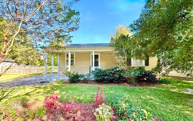 Building Photo - Holiday Move In Special! - Unique 3 Bedroo...
