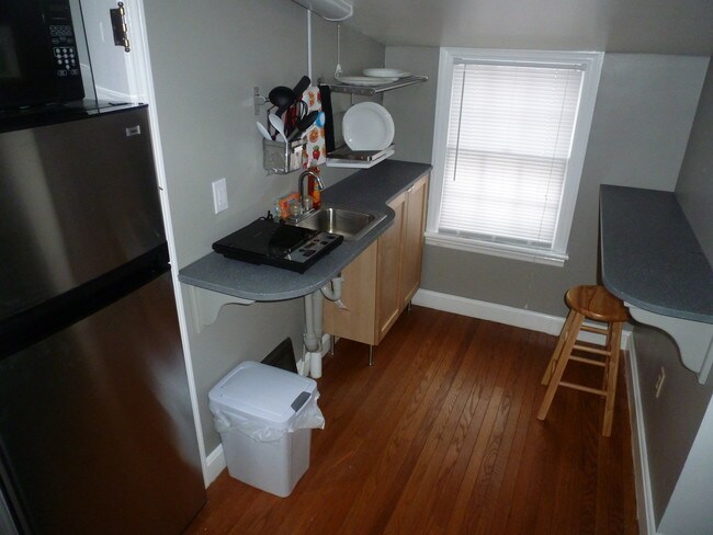 Kitchenette - 538 Cumberland Ave