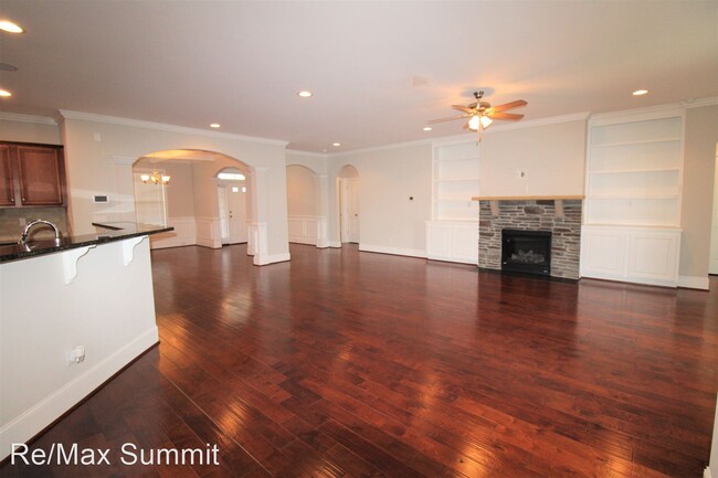 Building Photo - 4 br, 3 bath House - 2880 Bragg Way