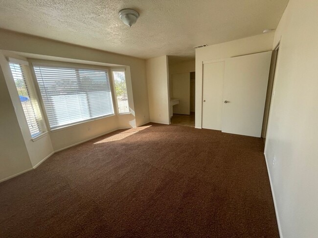 Building Photo - Hesperia-Refurbished- 3 Bedrooms, 2 Bathrooms + Den or Office, Large Property