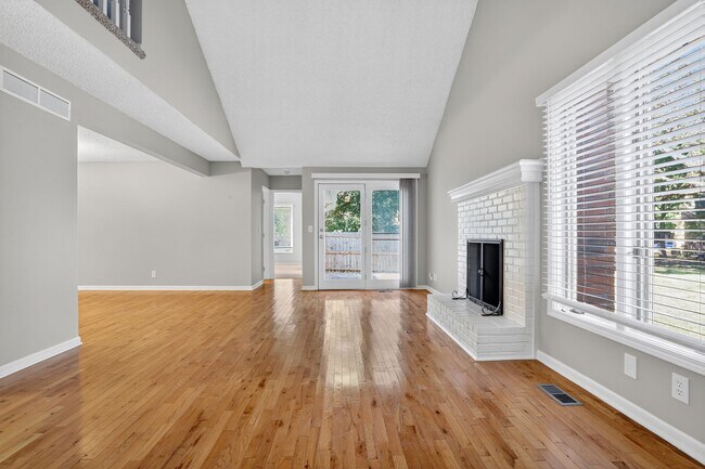 Foto del edificio - Renovated 3BR/2.5BA Townhome in Blue Valley Schools with Full Basement & 2-Car Garage