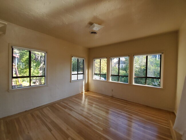 Foto del edificio - Top Floor Rockridge Two Bedroom Condo with...