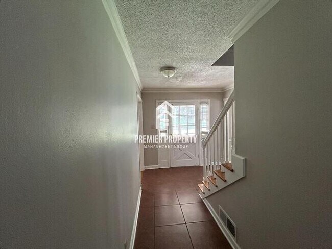 Building Photo - 2038 Meadowview Ln