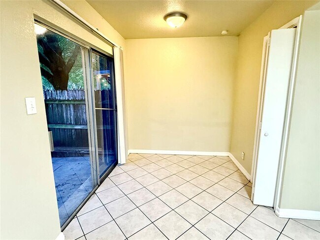 Foto del edificio - 8809 Dawnridge Cir