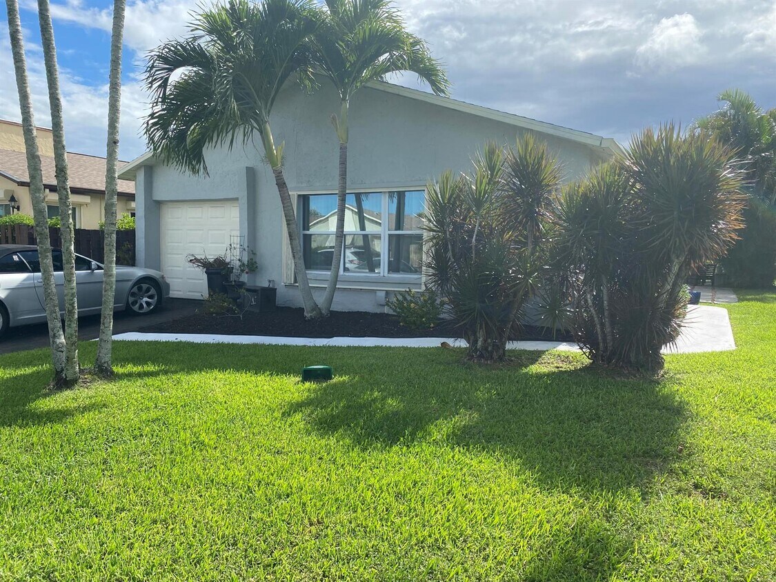 Foto principal - 5582 Mirror Lakes Blvd