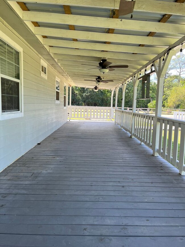 Building Photo - Country Living Rustic 2 bedroom, 2 bath ho...