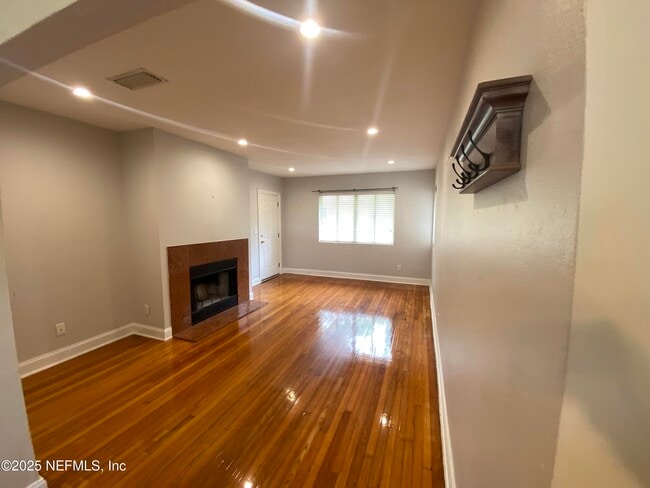 Foto del edificio - 2159 Riverside Ave