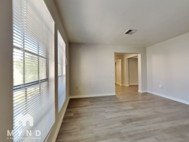 Building Photo - 634 N Quartz St