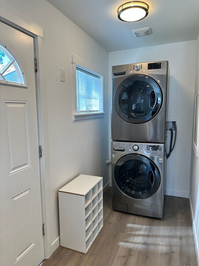Foto del edificio - Completely remodeled Adorable home in Conv...