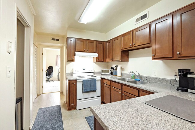 Building Photo - Student-Friendly JPA Condo Near UVA Ground...
