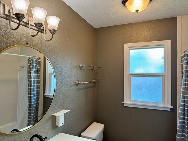 Foto del edificio - 11021 Spring St