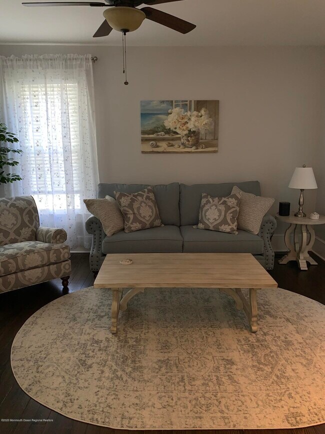 Foto del edificio - 327 Sylvania Ave