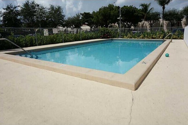 Foto del edificio - 4675 W 18th Ct