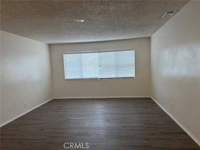 Foto del edificio - 221 E 25th St