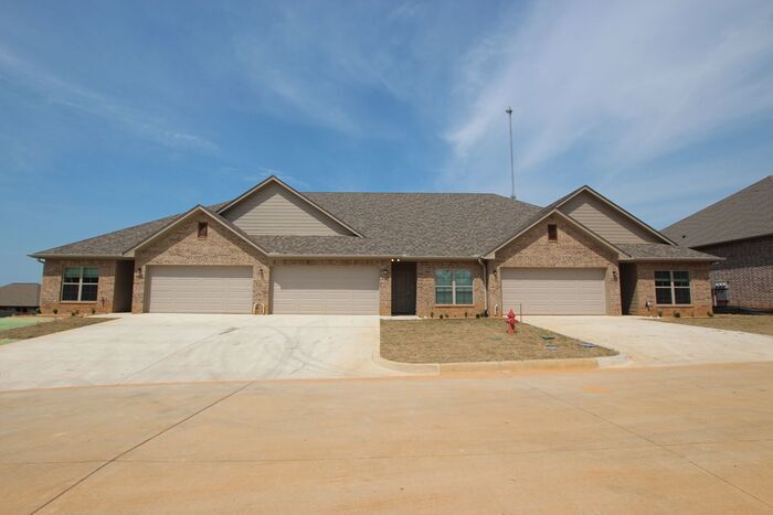 Primary Photo - Luxury 3 Bedroom 2 Bath Townhomes in Bulla...