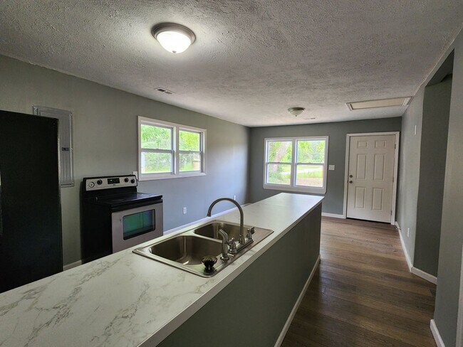 Building Photo - 3 bed 2 bath with all of the updates you w...