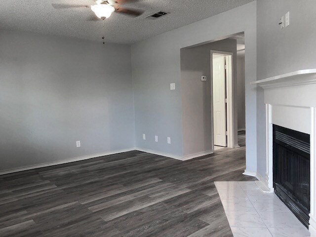 Living room - 1023 Vedral Pl