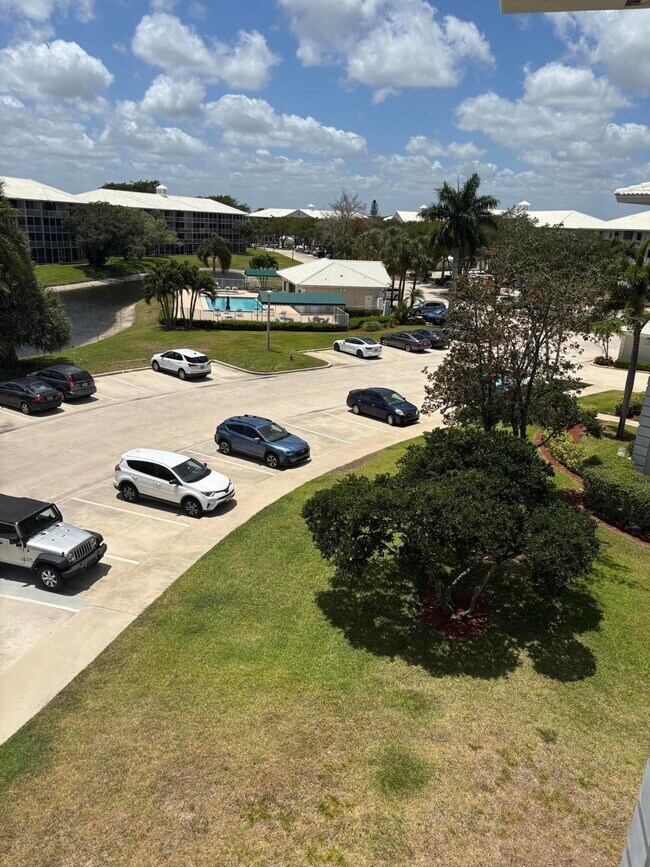 Foto del edificio - 6121 Balboa Cir