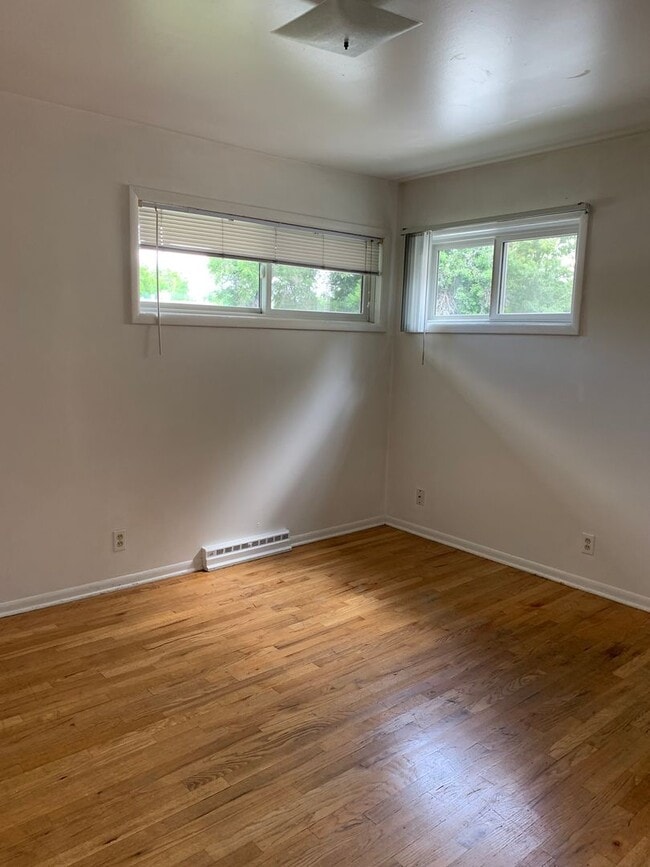 Building Photo - Huge Brick Home in Martin Acres!