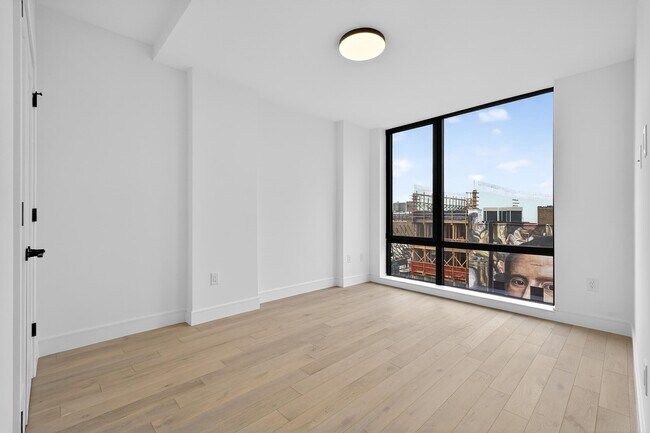 Foto del edificio - 139 Christopher Columbus Dr