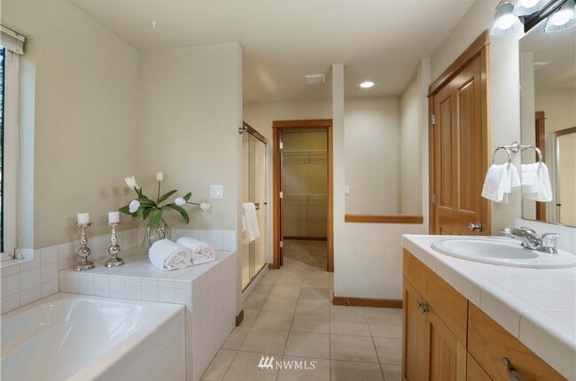 Building Photo - 16532 Lemolo Shore Dr NE